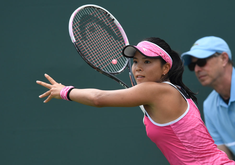 Wettkampf Tennis Tennis spielende Frau in pinkem Outfit